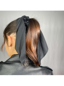 Chouchou Avec Un Foulard Uni Noir Pour Vos Cheveux
