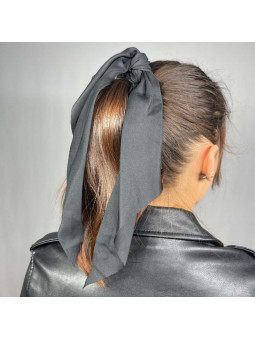 Chouchou Avec Un Foulard Uni Noir Pour Vos Cheveux