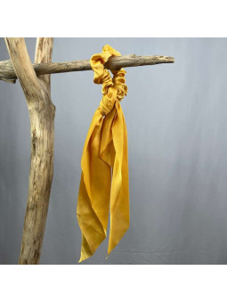 Chouchou Avec Un Foulard Jaune Moutarde Pour Vos Cheveux