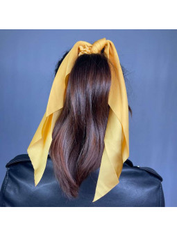 Chouchou Avec Un Foulard Jaune Moutarde Pour Vos Cheveux