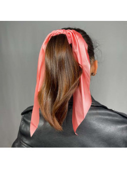 Chouchou Avec Un Foulard Rose Bonbon Uni Pour Vos Cheveux