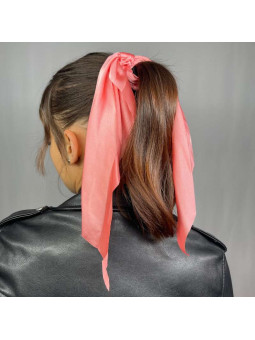Chouchou Avec Un Foulard Rose Bonbon Uni Pour Vos Cheveux
