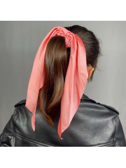 Chouchou Avec Un Foulard Rose Bonbon Uni Pour Vos Cheveux