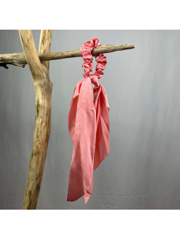 Chouchou Avec Un Foulard Rose Bonbon Uni Pour Vos Cheveux