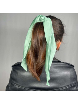 Chouchou Avec Un Foulard Vert Printemps Pour Vos Cheveux