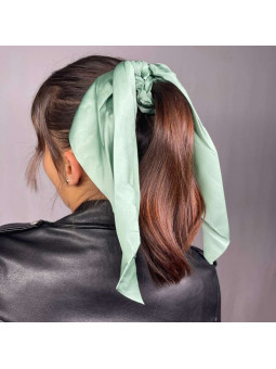 Chouchou Avec Un Foulard Vert Printemps Pour Vos Cheveux
