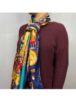 Long Foulard Doré Sur Un Fond Bleu Nuit Et Turquoise Premium