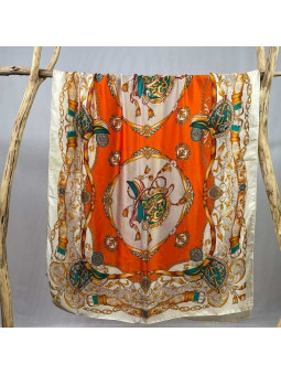 Foulard Doré Sur Un Fond Orange Et Beige Premium