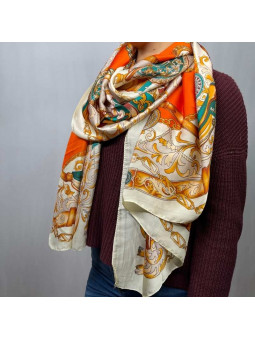 Foulard Doré Sur Un Fond Orange Et Beige Premium