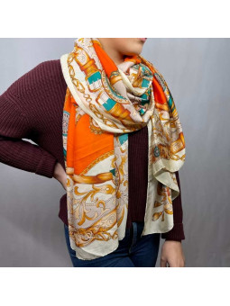 Foulard Doré Sur Un Fond Orange Et Beige Premium