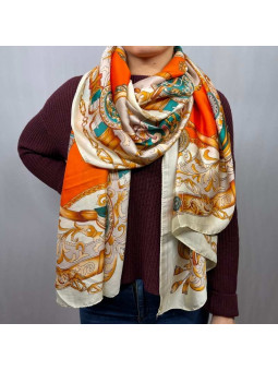 Foulard Doré Sur Un Fond Orange Et Beige Premium