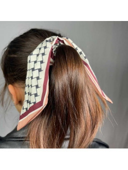 Foulard Avec Chouchou Pour Cheveux Blanc, Rose Et Rouge Aux Petits Carrés