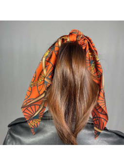 Foulard Cheveux Rouge Aux Motifs Doré Et Noir Premium