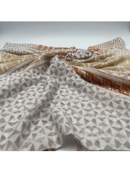 Écharpe Fleuris De 180 cm Aux Tons Café Crème Et Motifs Finement Imprimés