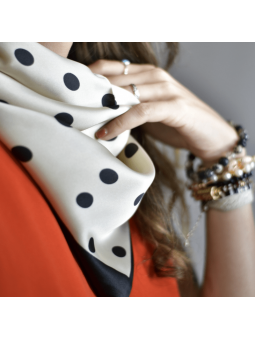 Foulard Carré De 65 cm Blanc cassé à Pois et Aux Contours Noir