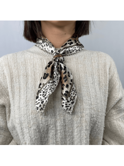 Petit Foulard Carré Au Motif Léopard Argentée 50cm Soyeux Et Brillant