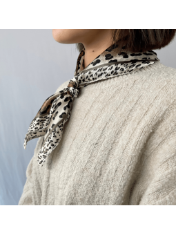 Petit Foulard Carré Au Motif Léopard Argentée 50cm Soyeux Et Brillant