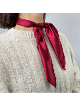 Petit Foulard Carré Monochrome Rouge Rubis De 50 cm Satiné Et Brillant