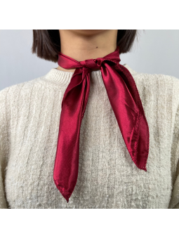 Petit Foulard Carré Monochrome Rouge Rubis De 50 cm Satiné Et Brillant