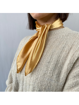 Petit Foulard Carré Monochrome Doré Feu De 50 cm Satiné Et Brillant