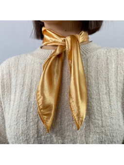 Petit Foulard Carré Monochrome Doré Feu De 50 cm Satiné Et Brillant