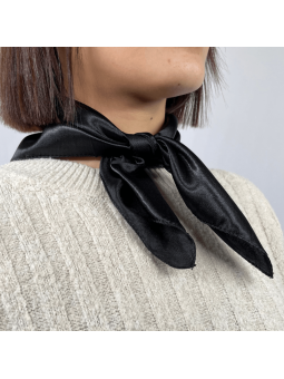 Petit Foulard Carré Monochrome Noir Intense De 50 cm Satiné Et Brillant