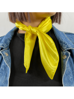 Petit Foulard Carré Monochrome Jaune Poussin De 50 cm Satiné Et Brillant