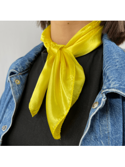 Petit Foulard Carré Monochrome Jaune Poussin De 50 cm Satiné Et Brillant
