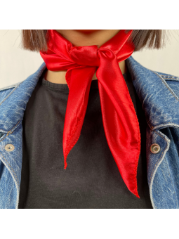 Petit Foulard Carré Monochrome Rouge Vif De 50 cm Satiné Et Brillant