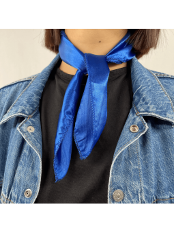 Petit Foulard Carré Monochrome Bleu Nuit De 50 cm Satiné Et Brillant