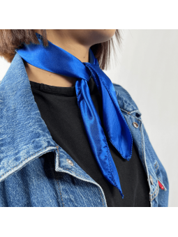 Petit Foulard Carré Monochrome Bleu Nuit De 50 cm Satiné Et Brillant