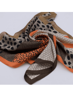Foulard Carré 70 cm Aux Délicats Motif Safari Chocolat, Beige Et Orangé