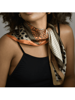 Foulard Carré 70 cm Aux Délicats Motif Safari Chocolat, Beige Et Orangé