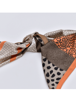 Foulard Carré 70 cm Aux Délicats Motif Safari Chocolat, Beige Et Orangé