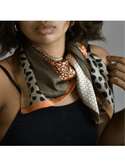 Foulard Carré 70 cm Aux Délicats Motif Safari Chocolat, Beige Et Orangé