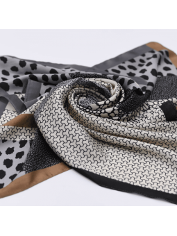 Foulard Carré Premium 70 cm Aux Délicats Motifs Safari Gris, Argenté Et Noir