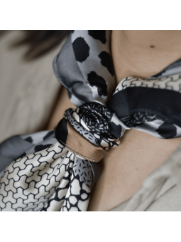 Foulard Carré Premium 70 cm Aux Délicats Motifs Safari Gris, Argenté Et Noir