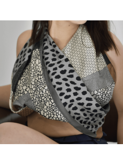 Foulard Carré Premium 70 cm Aux Délicats Motifs Safari Gris, Argenté Et Noir