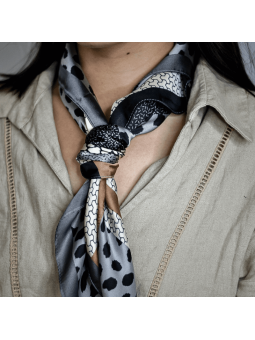 Foulard Carré Premium 70 cm Aux Délicats Motifs Safari Gris, Argenté Et Noir