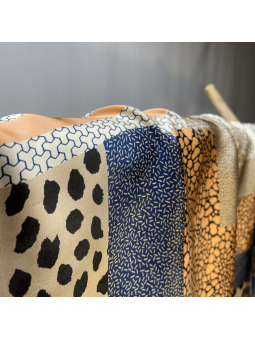 Foulard Carré 70 cm Aux Délicats Motifs Safari Bleu Corail Et Orange