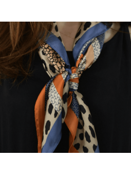 Foulard Carré 70 cm Aux Délicats Motifs Safari Bleu Corail Et Orange