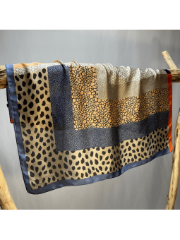 Foulard Carré 70 cm Aux Délicats Motifs Safari Bleu Corail Et Orange