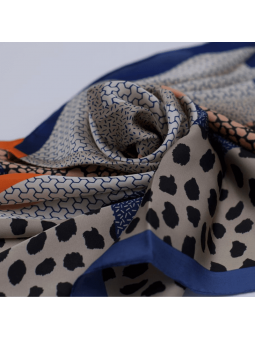 Foulard Carré 70 cm Aux Délicats Motifs Safari Bleu Corail Et Orange