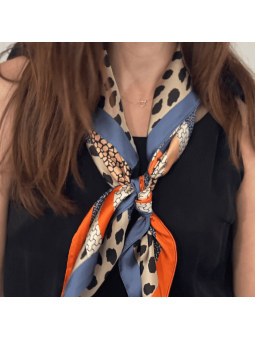 Foulard Carré 70 cm Aux Délicats Motifs Safari Bleu Corail Et Orange