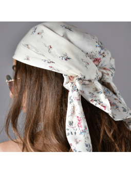 Foulard Carré 70 cm Aux Motifs Délicats De Fleurs De Cerisier Beige
