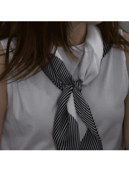 Foulard Carré 70 cm Blanc Profond Bordé De Fines Rayures Noires