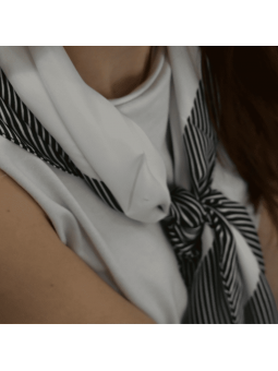 Foulard Carré 70 cm Blanc Profond Bordé De Fines Rayures Noires