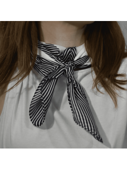 Foulard Carré 70 cm Blanc Profond Bordé De Fines Rayures Noires