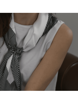 Foulard Carré 70 cm Blanc Profond Bordé De Fines Rayures Noires