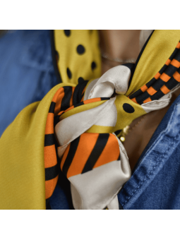 Foulard Carré 70 cm Jaune, Noir et Orange Aux Motifs Géométriques Abstrait